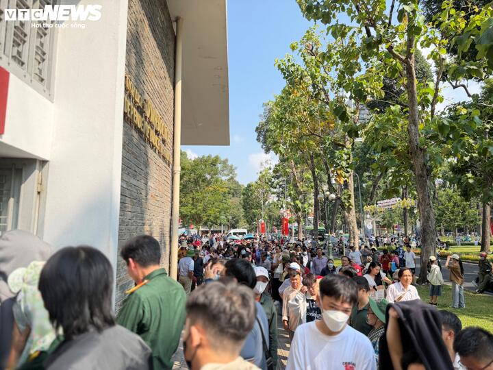 Đến trưa 30/4, dòng người vẫn tiếp tục đổ về Dinh Độc Lập, các lối vào luôn trong tình trạng đông kín.