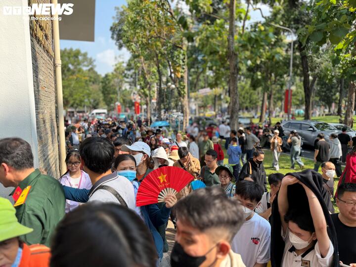 Cụ bà 80 tuổi xúc động thực hiện tâm nguyện cuối đời tại Dinh Độc Lập ngày 30/4 - 11