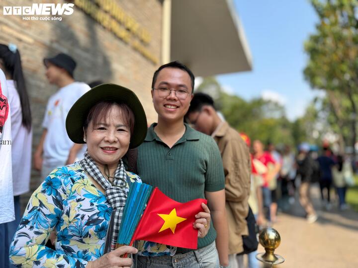 Bà Trần Thị Kim Hoa (phường Gia Định, TP.HCM) cùng con trai đến Dinh Độc Lập, dù đã xếp hàng đợi hơn 30 phút vẫn chưa mua được vé vào cổng nhưng bà vẫn rất hào hứng vì được đến đây vào ngày đặc biệt này.