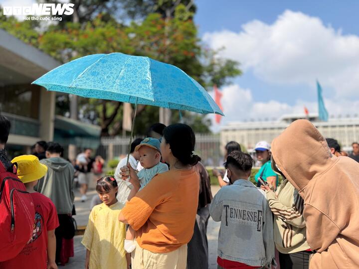Nhiều gia đình đưa theo trẻ nhỏ đến tham quan, tranh thủ dịp nghỉ lễ để kết hợp vui chơi và giáo dục lịch sử.