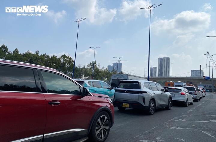 Đường Mai Chí Thọ đoạn gần vòng xoay An Phú kẹt xe liên tục từ rạng sáng đến trưa 30/4. (Ảnh: Đại Việt)