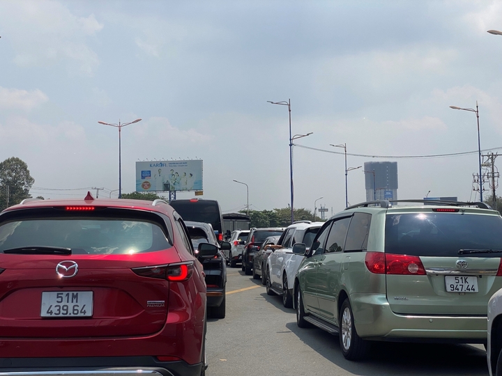 Theo các tài xế đi trên Xa Lộ Hà Nội, sở dĩ họ đổ về tuyến đường này vì các tuyến đường dẫn lên cao tốc TP.HCM - Long Thành - Dầu Giây đều bị chặn. (Ảnh: Đại Việt)