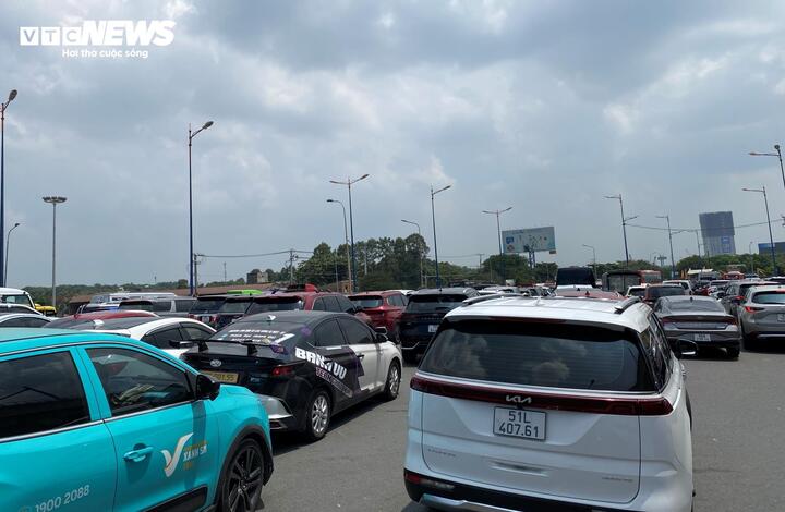 Tại Xa lộ Hà Nội, tình trạng kẹt xe kéo dài càng trở nên nghiêm trọng hơn. Hàng nghìn phương tiện xếp hàng dài từ ngã tư Thủ Đức đến cầu Đồng Nai, kéo dài hơn 10 km. (Ảnh: Đại Việt)