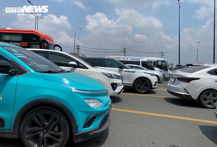 Các phương tiện “chôn chân” trên Xa lộ Hà Nội suốt nhiều giờ. Sau khi vượt qua tuyến đường này, các xe mới có thể đi ra Quốc lộ 51 để đến phường Vũng Tàu. (Ảnh: Đại Việt)