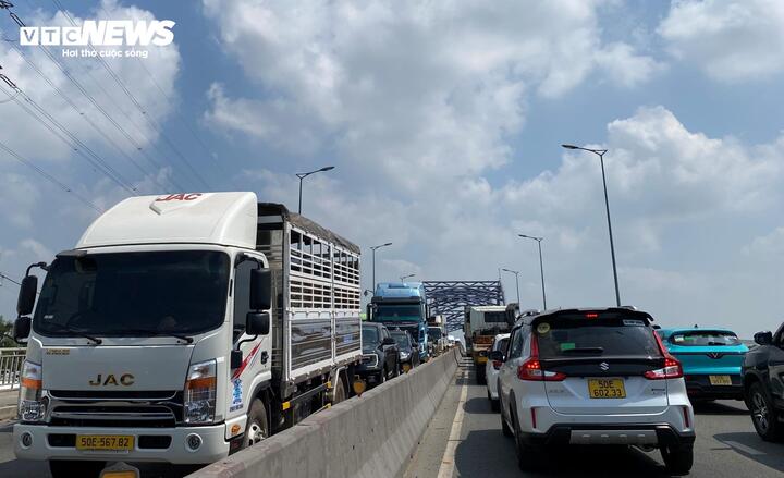 Đường Võ Chí Công cũng xảy ra tình trạng kẹt xe kéo dài hơn 5 km. Do ùn tắc và không thể lên cao tốc, các phương tiện buộc phải đổ dồn về Xa lộ Hà Nội để tiếp tục di chuyển. (Ảnh: Đại Việt)