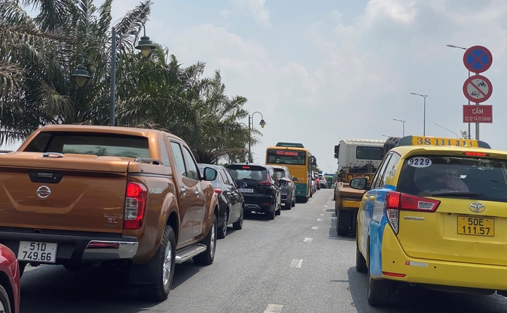 Phương tiện xếp hàng rồng rắn trên đường Võ Chí Công. (Ảnh: Đại Việt)