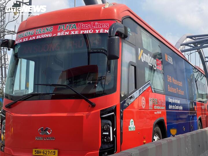 Xe giường nằm nhích từng chút một trên đường Võ Chí Công suốt hàng giờ. (Ảnh: Đại Việt)