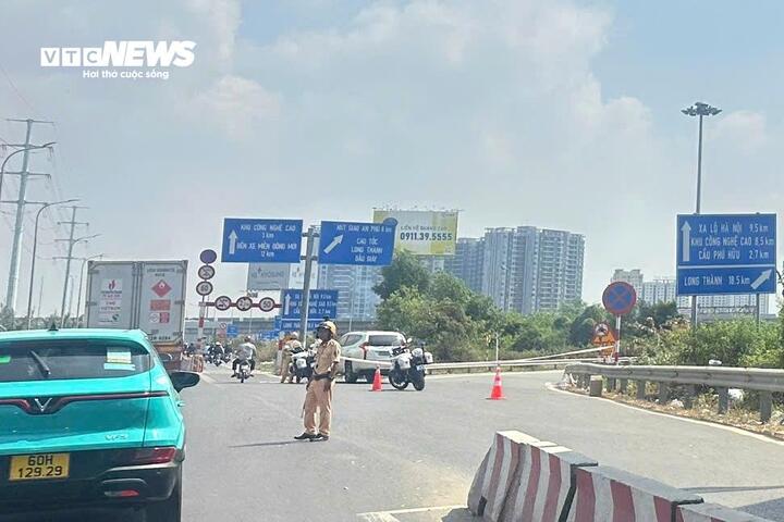 Theo CSGT, lực lượng này đã chặn các tuyến đường dẫn lên cao tốc TP.HCM - Long Thành - Giầu Dây từ rạng sáng 30/4 vì cao tốc quá tải phương tiện. Khi lượng phương tiện lưu thông giảm, các lối ra vào sẽ được mở lại.