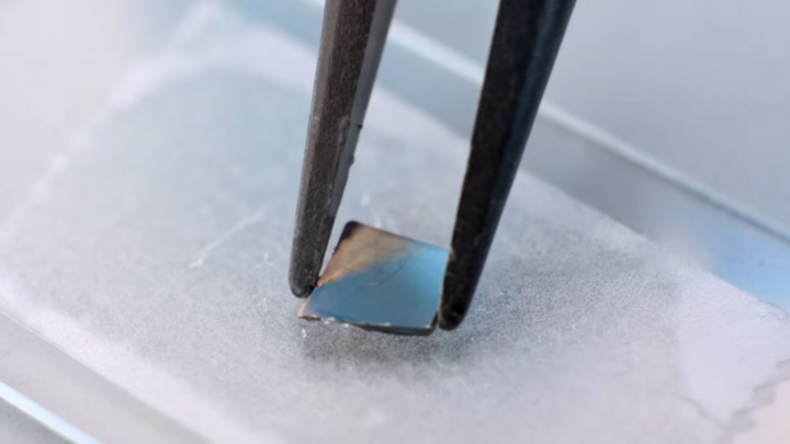 Mẫu vật liệu đa sắt điện mới của Đại học Rice tăng cường liên kết điện-từ. (Nguồn: Rice Advanced Materials Institute)