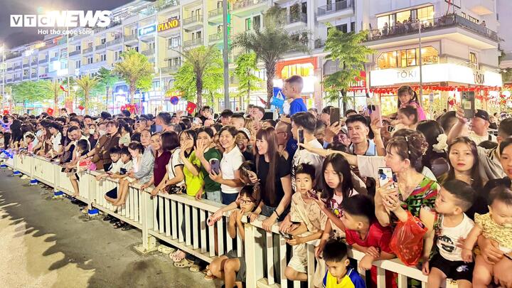 Đông đảo người dân, du khách hào hứng khi đoàn diễu hành với các vũ công đi qua.