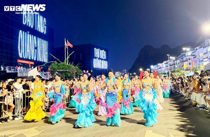 Tối 30/4, chương trình Carnaval Hạ Long 2026, tỉnh Quảng Ninh với chủ đề “Kỳ quan bừng sáng - Kỷ nguyên mới” mang đến cho hàng vạn người dân, du khách không gian lễ hội sôi động, đặc sắc.