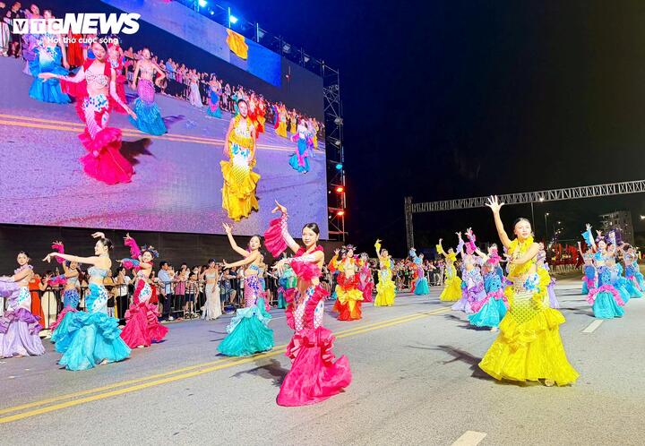 Điểm nhấn là hoạt động vũ điệu đường phố rực rỡ trên tuyến đường Trần Quốc Nghiễn (đoạn từ Công viên Lán Bè đến Quảng trường 30/10).
