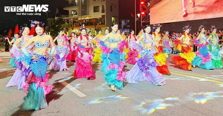 Tối 30/4, chương trình Carnaval Hạ Long 2026, tỉnh Quảng Ninh với chủ đề “Kỳ quan bừng sáng - Kỷ nguyên mới” mang đến cho hàng vạn người dân, du khách không gian lễ hội sôi động, đặc sắc.