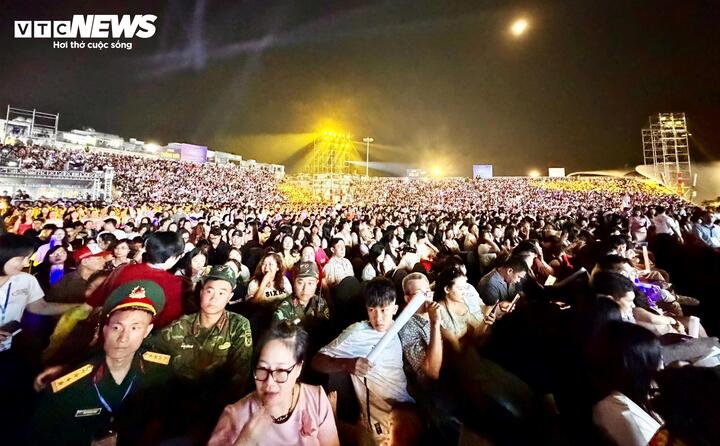 Khoảng 80.000 khán giả đổ về hòa cùng bầu không khí lễ hội sôi động của Quảng Ninh.