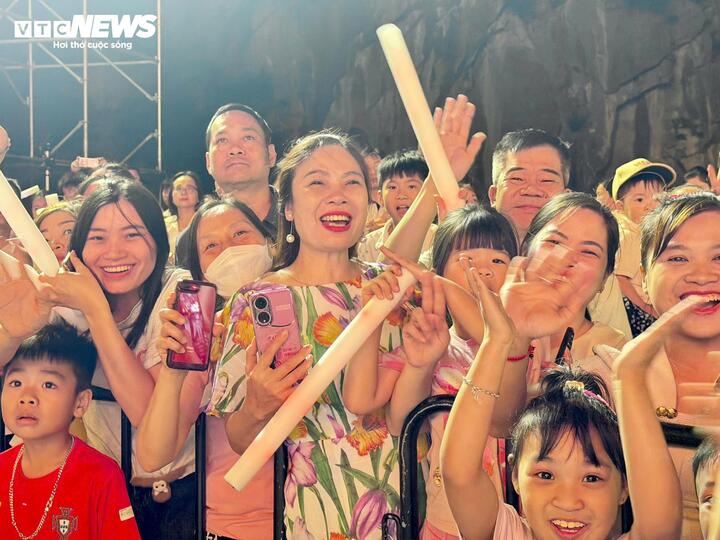 Đông đảo người dân, du khách hào hứng khi đoàn diễu hành với các vũ công đi qua.