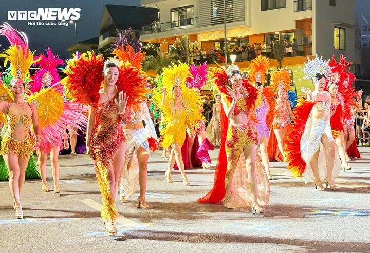 Vũ điệu đường phố có sự tham dự của 100 vũ công chuyên nghiệp, 10 hoa hậu, á hậu, 50 người mẫu, người đẹp và khoảng 450 diễn viên quần chúng, tạo nên không khí lễ hội đa sắc màu.
