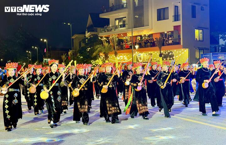 Những đồng bào dân tộc vùng cao của Quảng Ninh với nghệ thuật hát Then độc đáo tham gia vào vũ điệu đường phố.