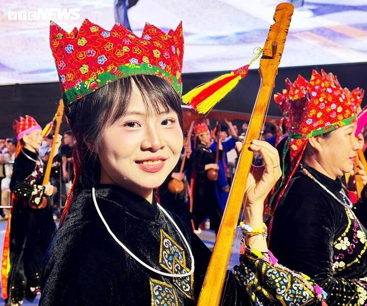 Những đồng bào dân tộc vùng cao của Quảng Ninh với nghệ thuật hát Then độc đáo tham gia vào vũ điệu đường phố.