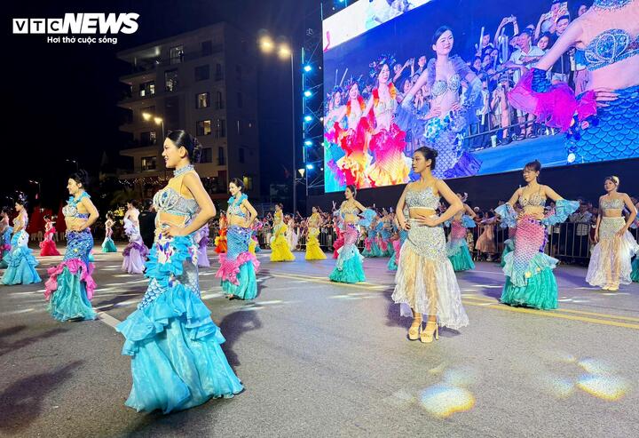 Được mở màn lúc 18h30, màn diễu diễn đường phố quy tụ 13 đoàn nghệ thuật trong nước và một đoàn quốc tế.