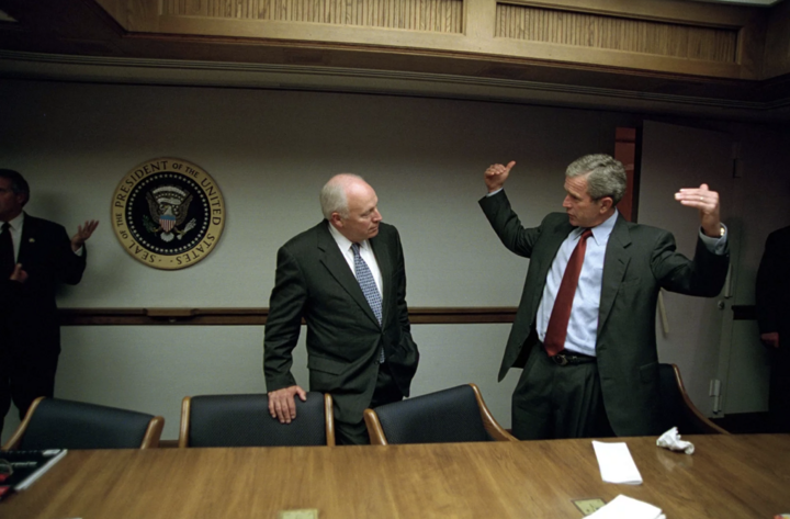 Tổng thống George W. Bush nói chuyện với Phó Tổng thống Dick Cheney tại Trung tâm Điều hành Khẩn cấp của Tổng thống vào ngày 11/9/2001. (Ảnh: AP)