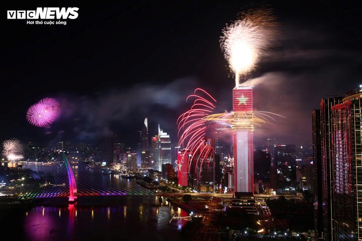 Những dải pháo rực sáng kết hợp màu sắc đa dạng, tạo hình đẹp mắt giữa không gian đêm.