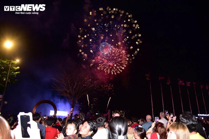 Cả bầu trời như bừng sáng trong những giây phút cuối của màn pháo hoa.