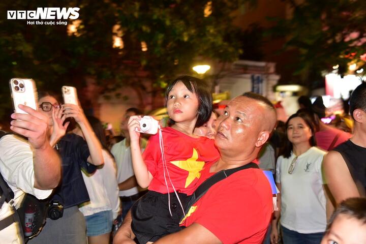 Pháo hoa rực sáng bầu trời TP.HCM tối 30/4 - 13