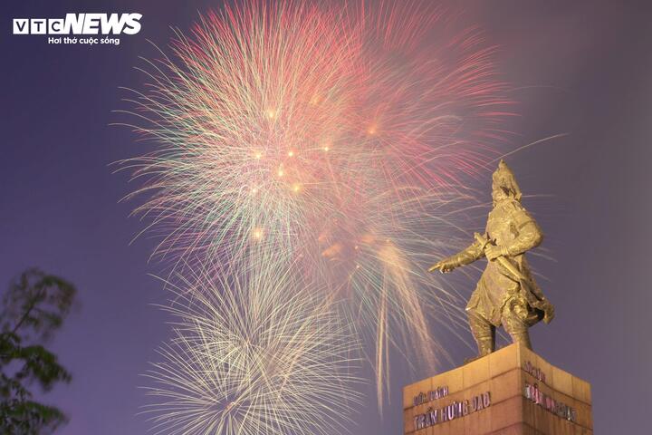 Pháo hoa rực sáng bầu trời TP.HCM tối 30/4 - 8