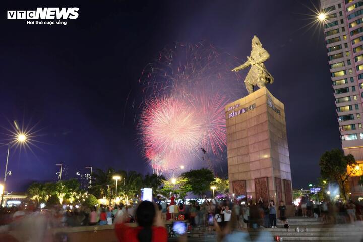 Pháo hoa rực sáng bầu trời TP.HCM tối 30/4 - 7