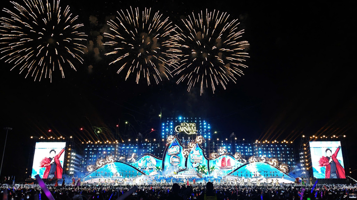 Chương trình với sự góp mặt của các nghệ sĩ nổi tiếng mang đến bầu không khí sôi động.