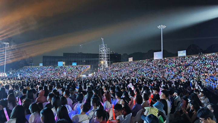 Các zone trong Quảng trường 30/10 không còn một chỗ trống khi hàng vạn người dân, du khách đổ về theo dõi chương trình concert Carnaval Hạ Long 2026.