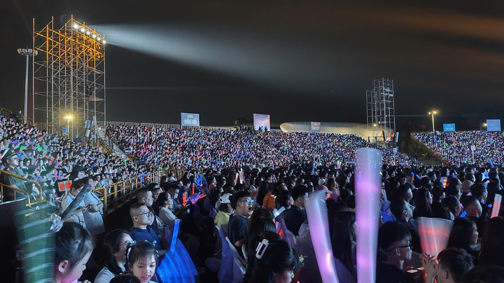 Các zone trong Quảng trường 30/10 không còn một chỗ trống khi hàng vạn người dân, du khách đổ về theo dõi chương trình concert Carnaval Hạ Long 2026.