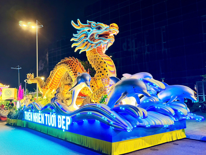 Xe mô hình diễn diễu qua Quảng trường 30/10.