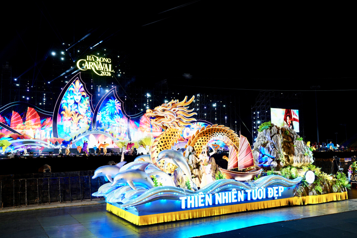 Xe mô hình diễn diễu qua Quảng trường 30/10.