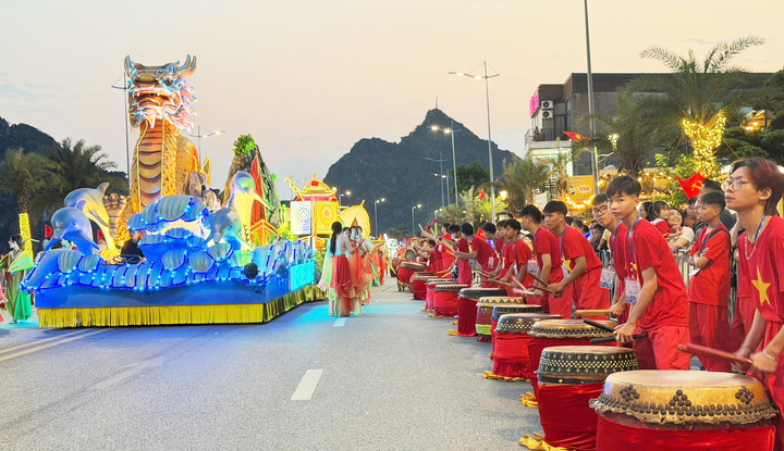 Những xe mô hình thể hiện sức nét đặc trưng của đất mỏ Quảng Ninh.