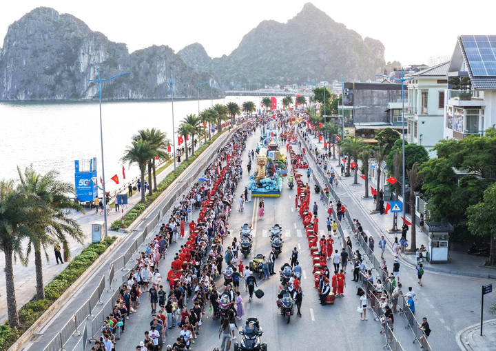 Dòng người đổ về đường bao biển Trần Quốc Nghiễn, tỉnh Quảng Ninh từ chiều 30/4.