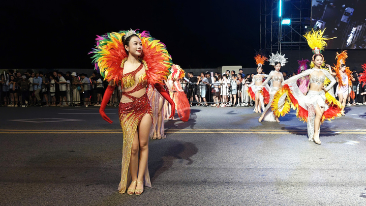 Các vũ công mang đến "vũ điệu đường phố" rực rỡ trên tuyến đường Trần Quốc Nghiễn (đoạn từ Công viên Lán Bè đến Quảng trường 30/10).