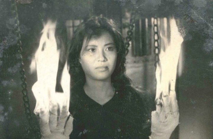 NSND Thụy Vân trong một cảnh đốt 10 đầu ngón tay gây ám ảnh nhất phim "Nổi gió".