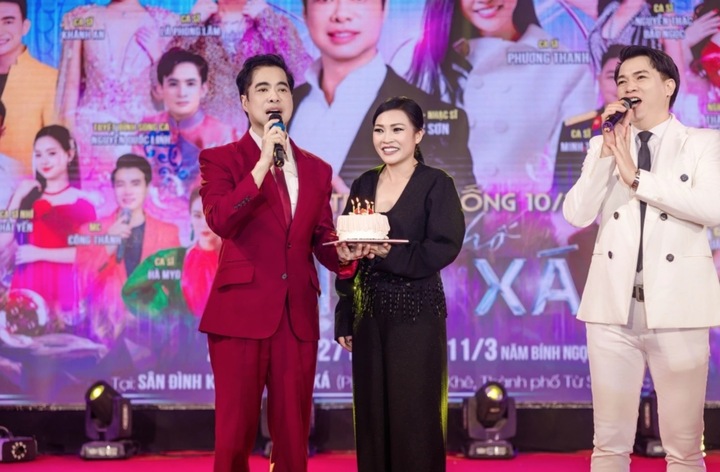 Ngọc Sơn tổ chức sinh nhật bất ngờ cho Phương Thanh.