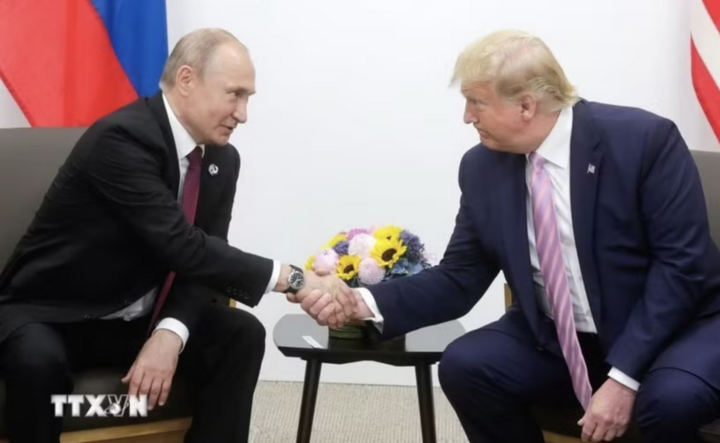 Tổng thống Mỹ Donald Trump (phải) trong cuộc gặp Tổng thống Nga Vladimir Putin tại Osaka, Nhật Bản ngày 28/6/2019. (Ảnh: AA/TTXVN)