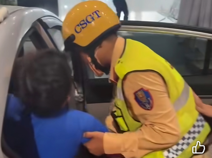 CSGT hỗ trợ đưa người đàn ông đi cấp cứu trong đêm. (Ảnh: Đ.N)