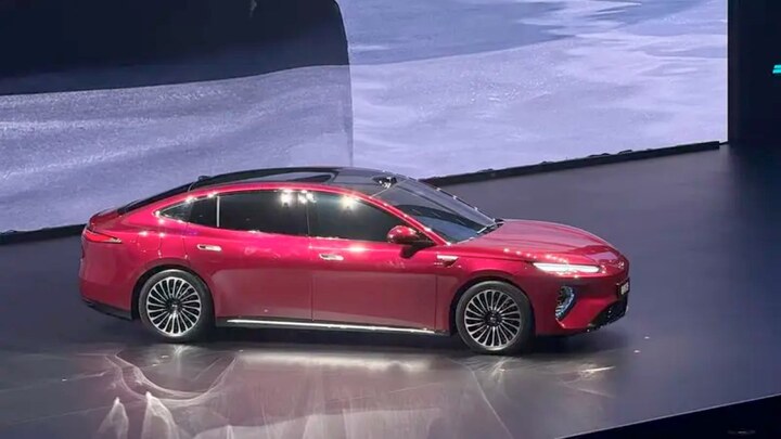 Mẫu Seal 08 trên sân khấu tại Triển lãm Ô tô Bắc Kinh.(Ảnh: Yiche)