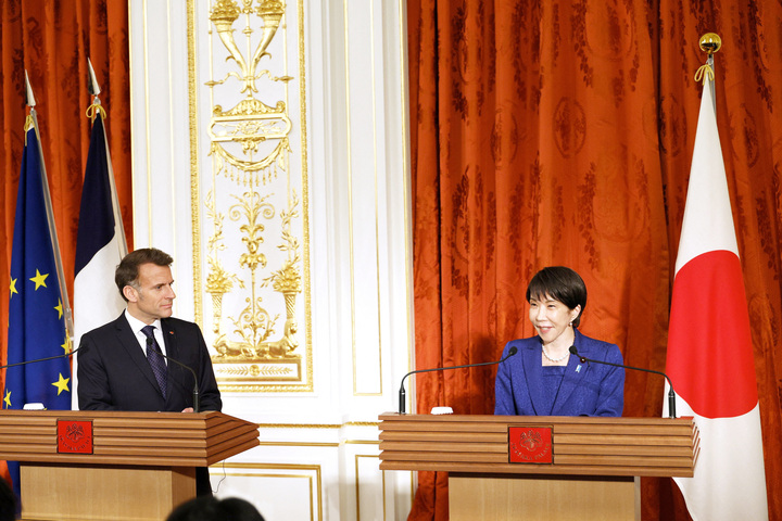 Tổng thống Pháp Emmanuel Macron (bên trái) và Thủ tướng Nhật Bản Sanae Takaichi trong buổi lễ đón tiếp tại cung điện Akasaka ở Tokyo ngày 1/4/2026. (Ảnh: Reuters)