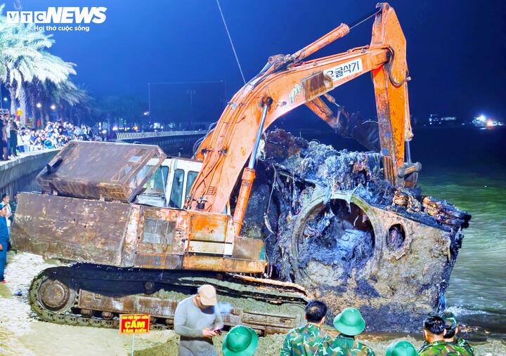 Sau hơn 8 giờ nỗ lực trục vớt, vật thể có hình dáng giống chiếc xe tăng, một loại thiết giáp hạng nhẹ phổ biến mà quân đội Mỹ trang bị cho quân đội chế độ cũ ở miền Nam trong chiến tranh tại Việt Nam đã được đưa lên mặt đất. Đồng thời hé lộ nhiều hiện vật còn lại bên trong và xung quanh vật thể này.