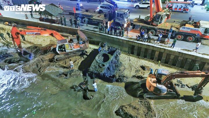 Ngay sau khi hoàn tất công tác thu gom hiện vật, xe thiết giáp đã được cẩu lên xe tải trọng lớn để vận chuyển về xưởng sửa chữa của Phòng Kỹ thuật Hậu cần thuộc Bộ Chỉ huy Quân sự tỉnh Gia Lai để tiếp tục đánh giá và có phương án xử lý phù hợp.