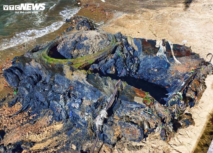 Xác xe thiết giáp dài gần 6 m, rộng 3 m và cao khoảng 2,7 m được trục vớt thành công. Dưới ánh đèn, thân hình gỉ sét của chiếc thiết giáp thu hút sự chú ý của hàng trăm người dân địa phương.