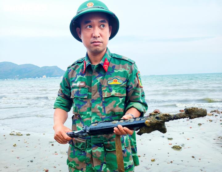 Hàng chục khẩu súng tiểu liên AR-15 được tìm thấy trong tình trạng gỉ sét, một số rất ít vẫn giữ nguyên hình dáng.