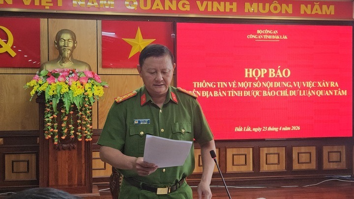 Đại tá Võ Duy Tuấn - Phó Giám đốc Công an tỉnh thông tin vụ tai nạn trên trong họp báo ngày 23/4 .