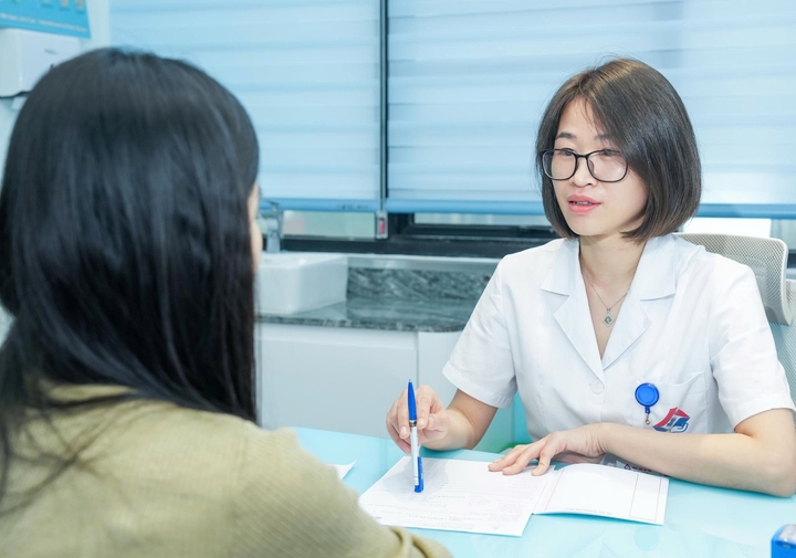 Bác sĩ Như tư vấn sức khoẻ cho người bệnh. (Ảnh: Loan Hải)