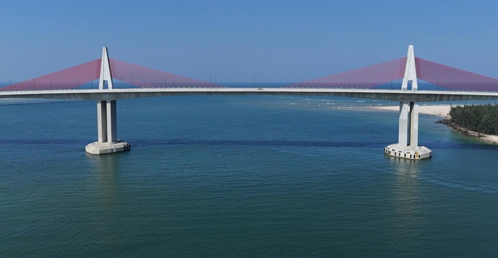 Cầu vượt biển Thuận An – cây cầu vượt biển dài nhất miền Trung chính thức thông xe vào sáng 30/4.